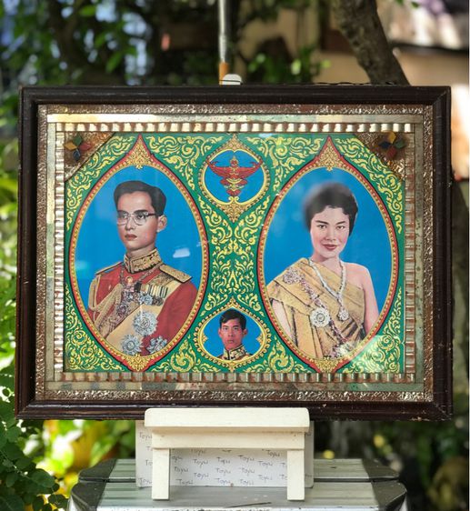 กรอบละ 1,790 บาท กรอบรูปในหลวงรัชกาลที่ 9  สมเด็จพระราชินี และสมเด็จพระบรมโอรสาธิราช-พระบรมวงศานุวงศ์ ในกรอบไม้แป้งประดับกระจก รูปที่ 3