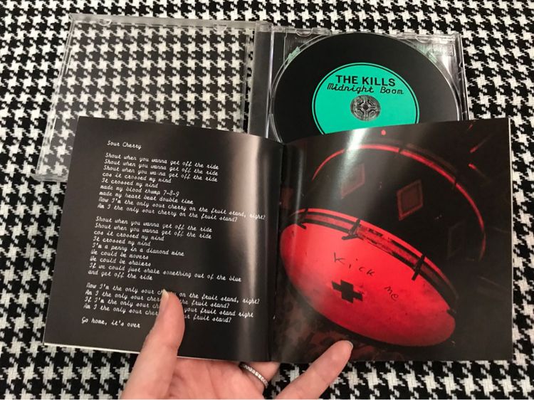 CD ซีดีเพลงสากล The KILLS 🎉🎉 midnight Boom  ปกสวย แผ่นสวย หายาก น่าสะสม รูปที่ 8