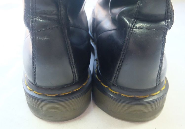 Dr.Martens 1460 Boots Size 41EU สีดำ เชือกไม่เดิม แต่เข้ากันดี ริ้วรอยตามการใช้งาน ทำส้นมาเพื่อการใช้งานจริง พื้นเดิม ราคา 700 บาท รูปที่ 6