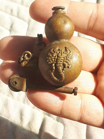 ไฟแช็ค น้ำเต้า ทองเหลือง เก่าสมัยโบราณ ใช้น้ำมันรอนสัน เป็นเชื้อเพลิง ความยาว 5 ซม. สวย เก๋า สุดคลาสสิค ตัวเรือนทองเหลือง มีที่แขวน มีน้ำหนั รูปที่ 6