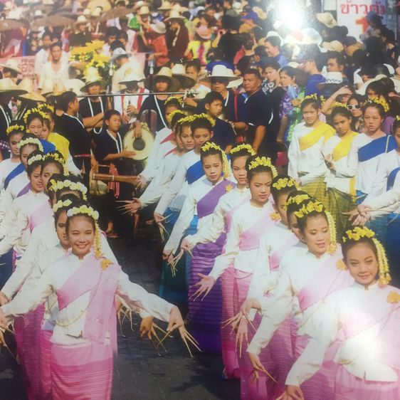 ประเพณีสงกรานต์.  Songkran  Tradition. จัดทำโดย  กรมส่งเสริมวัฒนธรรม กระทรวงวัฒน รูปที่ 12