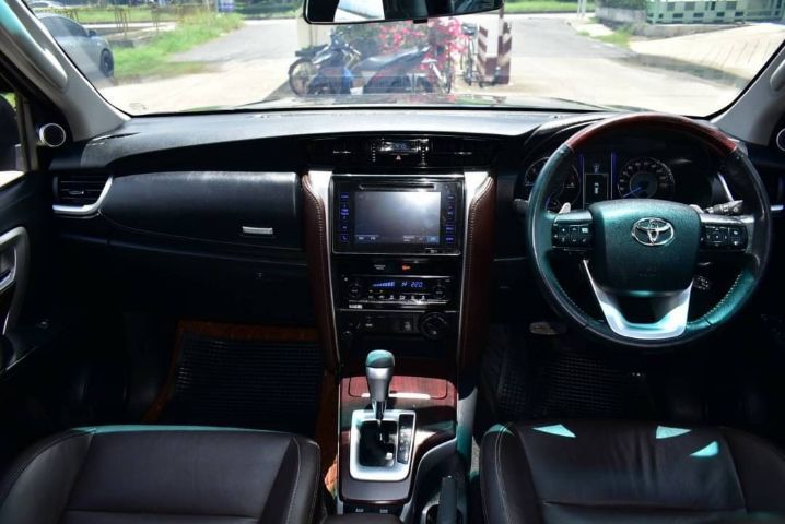 Toyota Fortuner 2017 2.4 V 4WD Utility-car ดีเซล เกียร์อัตโนมัติ ดำ