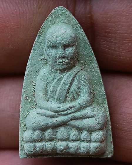 หลวงปู่ทวดเนื้อผงสีเขียวก้านมะลิหลังแผ่นตะกรุดเงิน รุ่นตำหนักทอง หลวงปู่ทอง สุสังวโร วัดป่ากอสุวรรณ จ.สงขลา พ.ศ. 2540 ตอกโค้ด+เลข