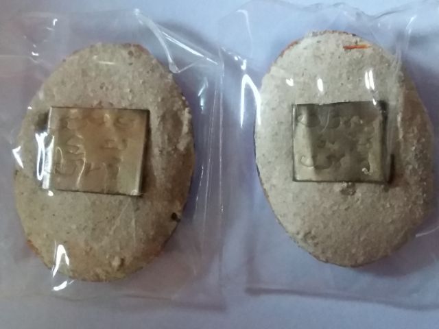 ล๊อกเก็ตล.พ.คูณ วัดบ้านไร่ โคราช ปี2526 หลังอุดผงฝังแผ่นเงิน มีรอยจาร ขนาด1.8×2.2ซ.ม. รูปที่ 2