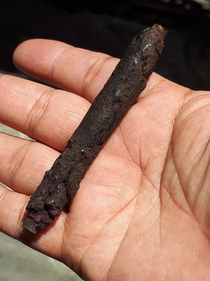 ตะกรุดพอกครั่ง ยุคต้น ยาว3.5 นิ้ว กว้าง 0.6 นิ้ว ปี 24xx ต้นๆ เนื้อทองแดง สภาพสวย ผิวหิ้งเก็บ เก่าเดิมๆ เนื้อทองแดงเก่าจัด เนื้อครั่ง ที่พอก