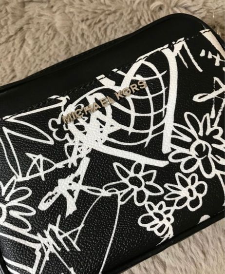 กระเป๋า Michael Kors belt bag graffiti ของแท้ รูปที่ 4