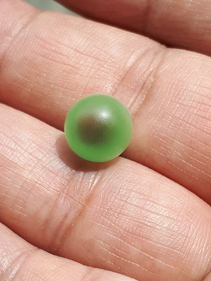 กระต่ายตาเพชร หรือ เพชรตากระต่าย เส้นผ่าศูนย์กลางประมาณ 1 ซม. รูปทรงกลมเหมือนดวงตา มีเส้นสังวาลย์ เพชรตากระต่าย จะมีสีเขียว ตรงกลางมีสีน้ำตา รูปที่ 10