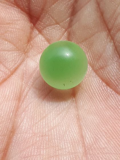 กระต่ายตาเพชร หรือ เพชรตากระต่าย เส้นผ่าศูนย์กลางประมาณ 1 ซม. รูปทรงกลมเหมือนดวงตา มีเส้นสังวาลย์ เพชรตากระต่าย จะมีสีเขียว ตรงกลางมีสีน้ำตา รูปที่ 14