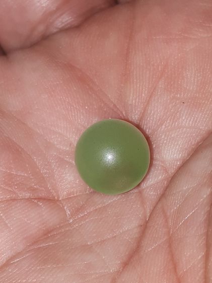 กระต่ายตาเพชร หรือ เพชรตากระต่าย เส้นผ่าศูนย์กลางประมาณ 1 ซม. รูปทรงกลมเหมือนดวงตา มีเส้นสังวาลย์ เพชรตากระต่าย จะมีสีเขียว ตรงกลางมีสีน้ำตา รูปที่ 9