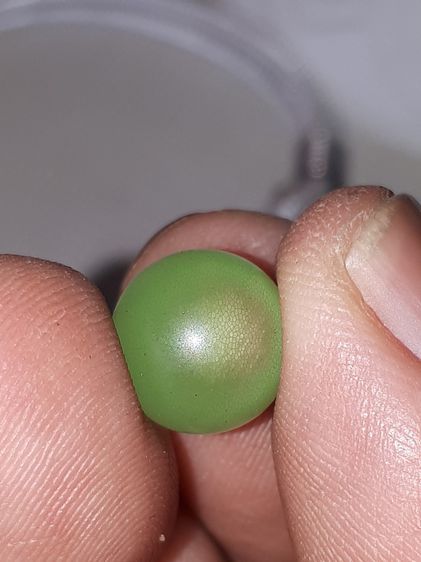 กระต่ายตาเพชร หรือ เพชรตากระต่าย เส้นผ่าศูนย์กลางประมาณ 1 ซม. รูปทรงกลมเหมือนดวงตา มีเส้นสังวาลย์ เพชรตากระต่าย จะมีสีเขียว ตรงกลางมีสีน้ำตา รูปที่ 6