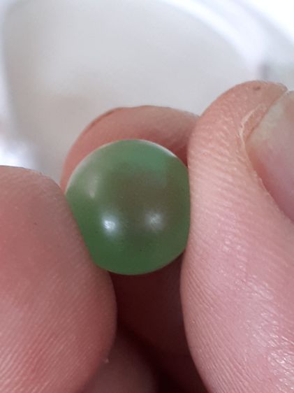 กระต่ายตาเพชร หรือ เพชรตากระต่าย เส้นผ่าศูนย์กลางประมาณ 1 ซม. รูปทรงกลมเหมือนดวงตา มีเส้นสังวาลย์ เพชรตากระต่าย จะมีสีเขียว ตรงกลางมีสีน้ำตา รูปที่ 5