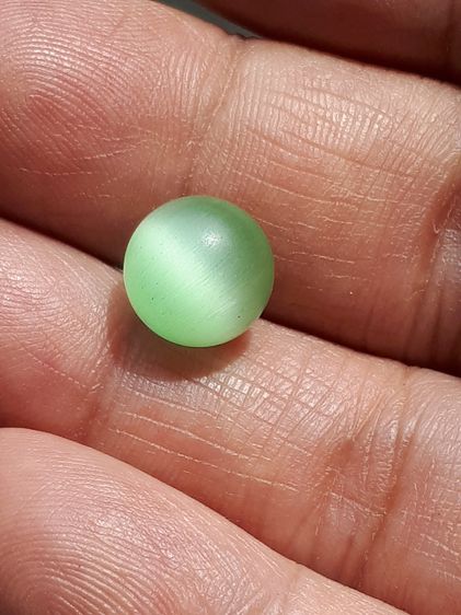 กระต่ายตาเพชร หรือ เพชรตากระต่าย เส้นผ่าศูนย์กลางประมาณ 1 ซม. รูปทรงกลมเหมือนดวงตา มีเส้นสังวาลย์ เพชรตากระต่าย จะมีสีเขียว ตรงกลางมีสีน้ำตา รูปที่ 13