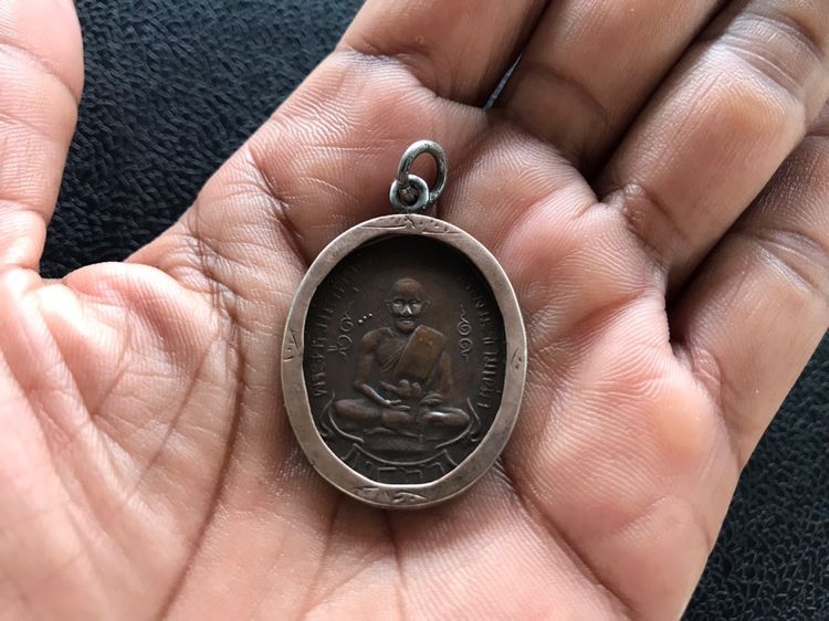 เหรียญปู่ศุขเลี่ยมเงินหน้านาค รูปที่ 9