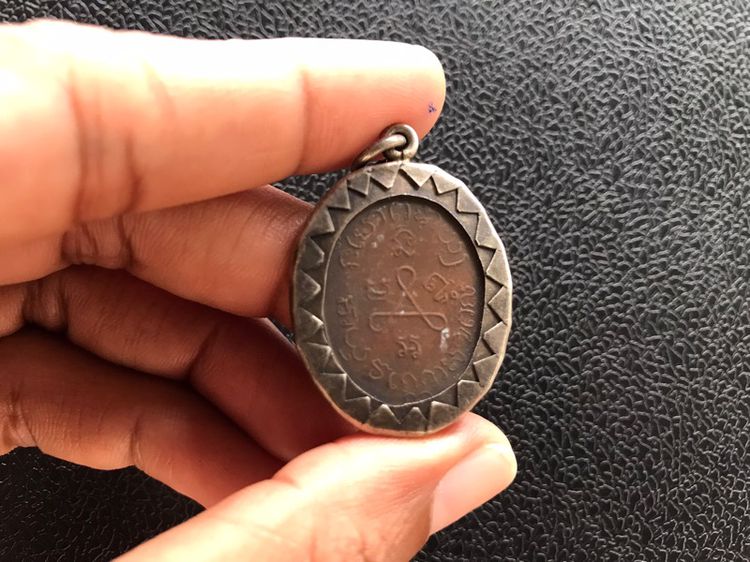 เหรียญปู่ศุขเลี่ยมเงินหน้านาค รูปที่ 2