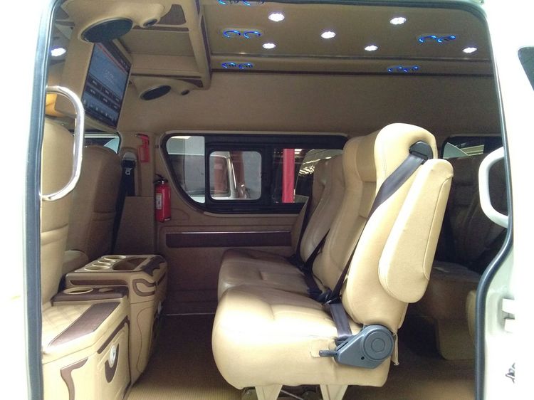 Toyota Commuter 2016 3.0 Van ดีเซล เกียร์ธรรมดา ขาว