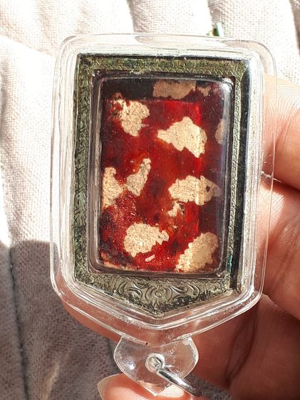 พระสมเด็จ พิมพ์ใหญ่ หลังอย่างสวย เนื้อผง ลงชาดแดง แกร่ง แห้ง มวลสารลอย เก่ามาก สภาพสวย สมบูรณ์ แท้ หายากมาก ไม่รู้ที่ เลี่ยมกรอบเงิน แล้วเลี รูปที่ 3