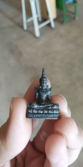 พระเนื้อโลหะพิมพ์เล็ก(พระรูปหล่อพระมหาจักรพรรดิ(พระหลวงปู่บุญ)(วัดทุ่งเหียง)(จังหวัดชลบุรี))พระบ้านพระเครื่องรางของมงคล รูปที่ 3