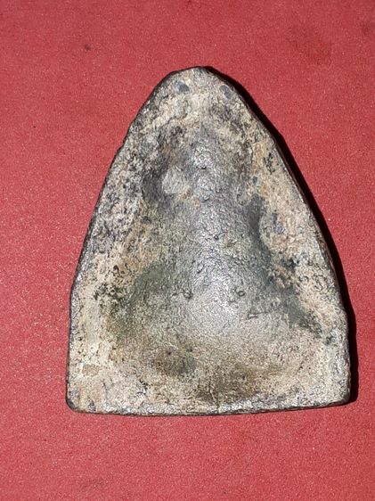 หลวงพ่อโต กรุบางกระทิง พิมพ์สมาธิ เนื้อชิน หน้าตาติดชัด ขึ้นไข สืออกสีแดงเป็นจ้ำๆ สวยสภาพสมบูรณ์ ฟอร์มสวยมากครับ พุทธศิลป์ เป็นฝีมือของช่างส รูปที่ 2