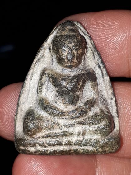 หลวงพ่อโต กรุบางกระทิง พิมพ์สมาธิ เนื้อชิน หน้าตาติดชัด ขึ้นไข สืออกสีแดงเป็นจ้ำๆ สวยสภาพสมบูรณ์ ฟอร์มสวยมากครับ พุทธศิลป์ เป็นฝีมือของช่างส รูปที่ 3