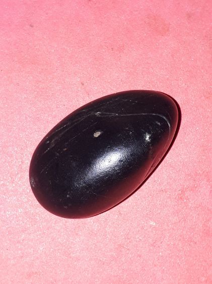 หมอนนกกระเต็น เป็นหิน แข็ง สีดำมัน ขนาดกำลังสวย สวยสมบูรณ์ แท้ หายาก  หมอนนกกระเต็น สุดยอดของทนสิทธิ์ ที่ครูบาอาจารย์หรือนายพรานโบราณกล่าวกั