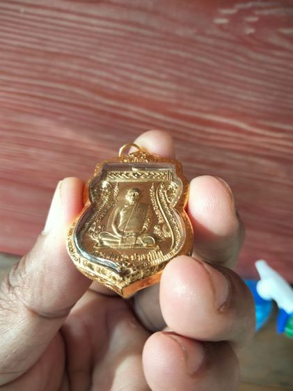 เหรียญหลวงพ่อรวย เนื้อทองทิพย์ เลี่ยมทอง รุ่นเลื่อนสมณศักดิ์ ปี 2559 วัดตะโก อยุธยา รูปที่ 3