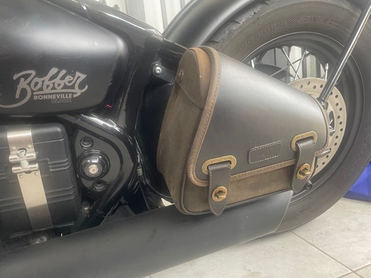 กระเป้าข้าง สำหรับ Triumph Bonneville Bobber. (Swing arm side leather bag) รูปที่ 9