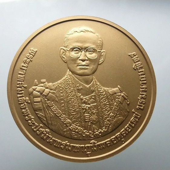 เหรียญไทย เหรียญที่ระลึกทองแดงรมดำพ่นทราย พระราชพิธีถวายพระเพลิงเพลิง รัชกาลที่9 ขนาด 7 เซ็น พร้อมกล่อง ใบเซอร์