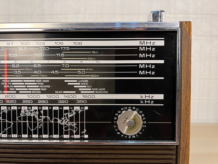 วิทยุวินเทจ Universum 7-Bereich-Transistor-Kofferradio TRN-2719 Best. Nr. 02182 ผลิตในเยอรมนี พ.ศ. 2514 รูปที่ 3