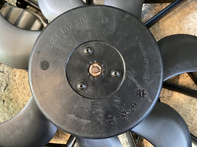 พัดลมไฟฟ้า มอเตอร์ Volvo S60 S80 S70 V70 XC90 0130303909 และ 1137328081 30636445 30647253 8623733 8623735 8649522 8649634 8649675 รูปที่ 11