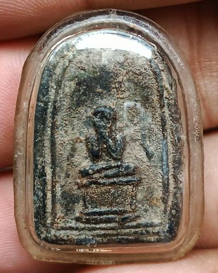 ปิดตากรุวัดชนะสงคราม เนื้อดินผสมผงใบลาน มีคราบไข แกะจากเลี่ยมตลับทองกันน้ำ องค์พระสูงเกือบ 3 ซ.ม. รูปที่ 7