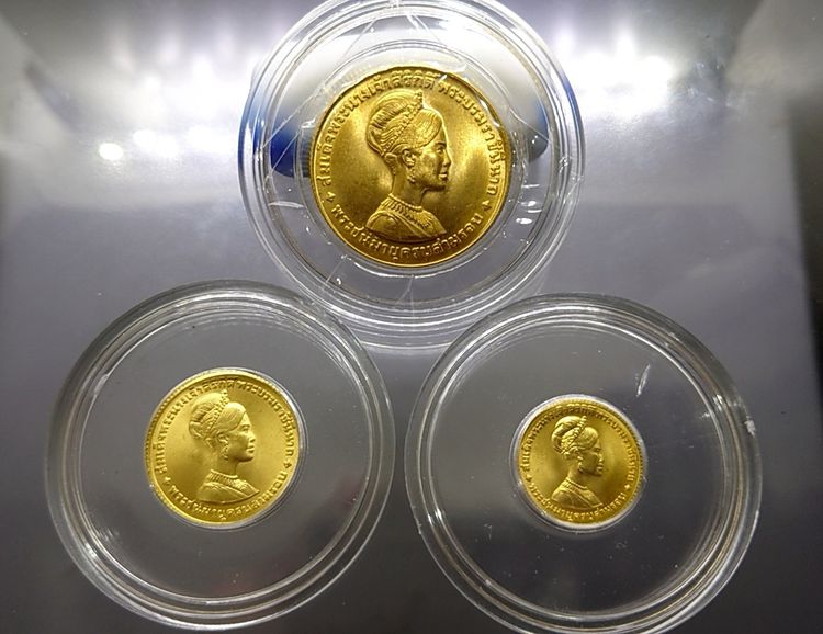 เหรียญไทย เหรียญทองคำครบชุด ที่ระลึกพระชนมายุครบสามรอบ ราชินี หน้าเหรียญ 150-300-600 บาท ไม่ผ่านใช้ สวย พ.ศ.2511