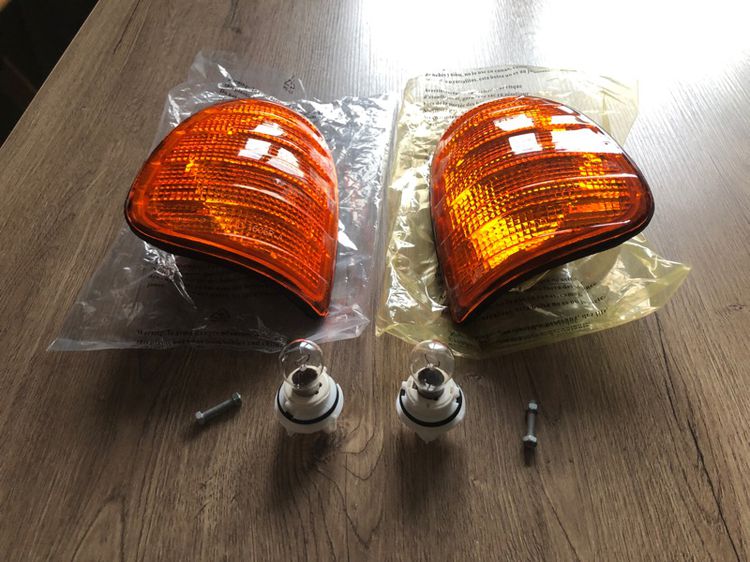 ไฟเลี้ยว ไฟมุม Benz W123 สีส้ม 1 คู่ รูปที่ 2