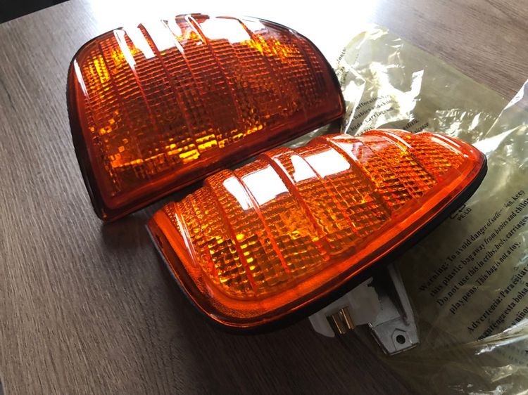 ไฟเลี้ยว ไฟมุม Benz W123 สีส้ม 1 คู่ รูปที่ 4