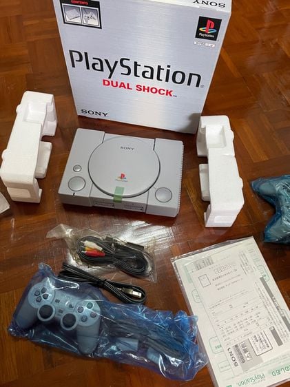 Sony เครื่องเกมส์โซนี่ เพลย์สเตชั่น PS1 (Playstation 1) เชื่อมต่อไร้สายไม่ได้ play station 1 ของใหม่มือ1สั่งมาจากญี่ปุ่นไม่เคยเปิดเครื่อง (สะสม)