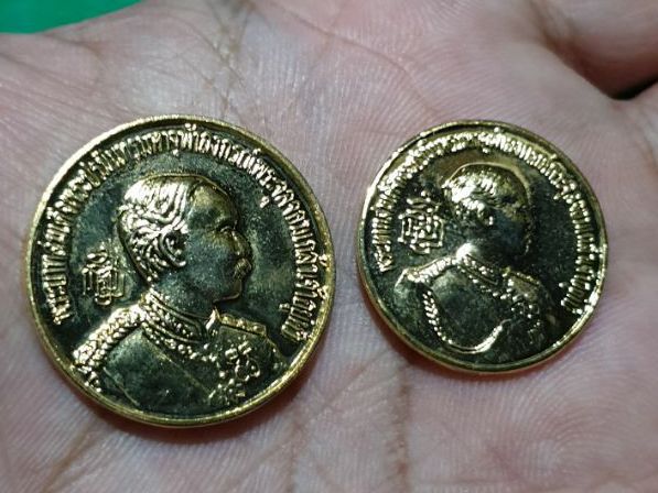 เหรียญรัชกาลที่ 5 หลังพระสมเด็จเกศไชโย ที่ระลึกสร้างพระบรมราชานุสาวรีย์ร.5 จ.อ่างทอง ปี 2533พิมพ์ใหญ่พิมพ์เล็กไม่ผ่านการใช้ได้สองเหรียญ รูปที่ 3