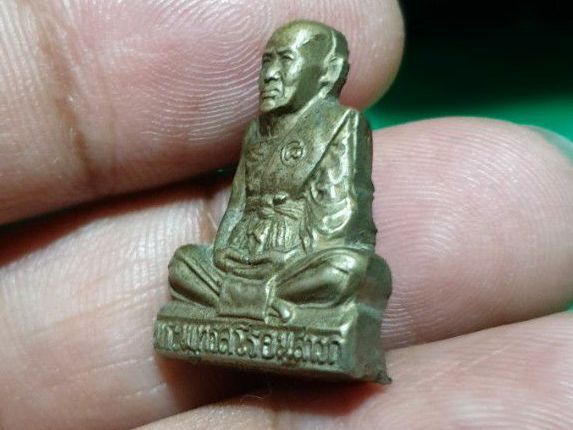 รูปเหมือนปั๊มรุ่นแรก หลวงปู่ชื้น วัดญาณเสน เนื้ออัลปาก้า มีโค๊ต

 รูปที่ 12