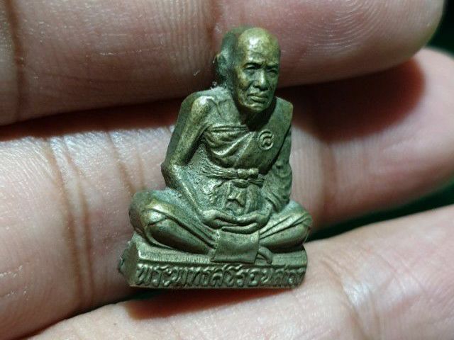 รูปเหมือนปั๊มรุ่นแรก หลวงปู่ชื้น วัดญาณเสน เนื้ออัลปาก้า มีโค๊ต

 รูปที่ 5