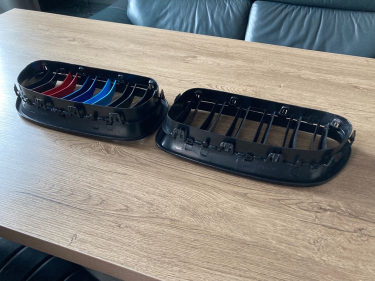 ชุดแต่ง กระจังหน้า BMW M5 F10 ใส่ Series5 ได้หลายรุ่นเช่น 520D 520i 525i 528i 530i 530D กระจังซี่คู่ แถบM 3 สี รูปที่ 6