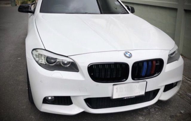 ชุดแต่ง กระจังหน้า BMW M5 F10 ใส่ Series5 ได้หลายรุ่นเช่น 520D 520i 525i 528i 530i 530D กระจังซี่คู่ แถบM 3 สี รูปที่ 7