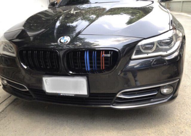 ชุดแต่ง กระจังหน้า BMW M5 F10 ใส่ Series5 ได้หลายรุ่นเช่น 520D 520i 525i 528i 530i 530D กระจังซี่คู่ แถบM 3 สี รูปที่ 8