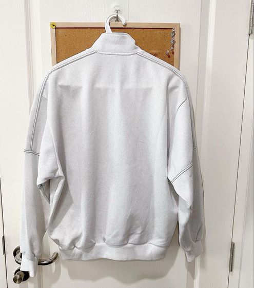 เสื้อวอร์มสีเทา แบรนด์ asics  รูปที่ 2