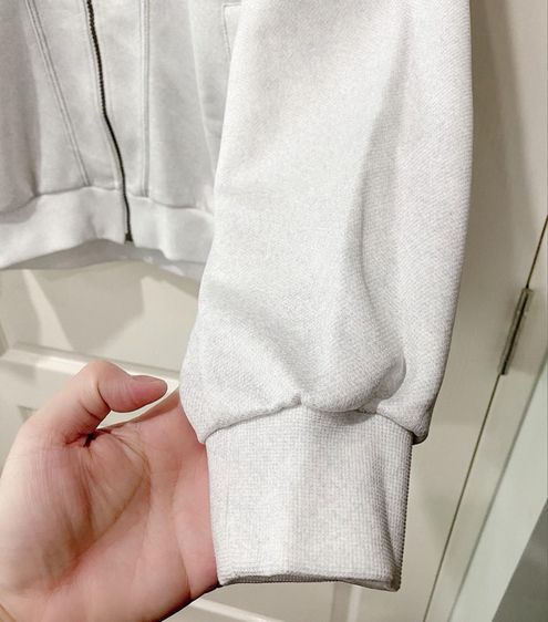 เสื้อวอร์มสีเทา แบรนด์ asics  รูปที่ 4