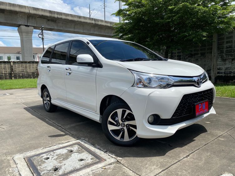 รถ Toyota Avanza 1.5 S สี ขาว
