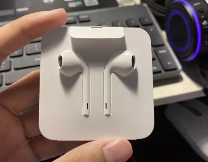 หูฟัง Apple EarPods with lighting connector ของแท้แกะกล่อง(อุปกรณ์ติดเครื่อง) รูปที่ 5