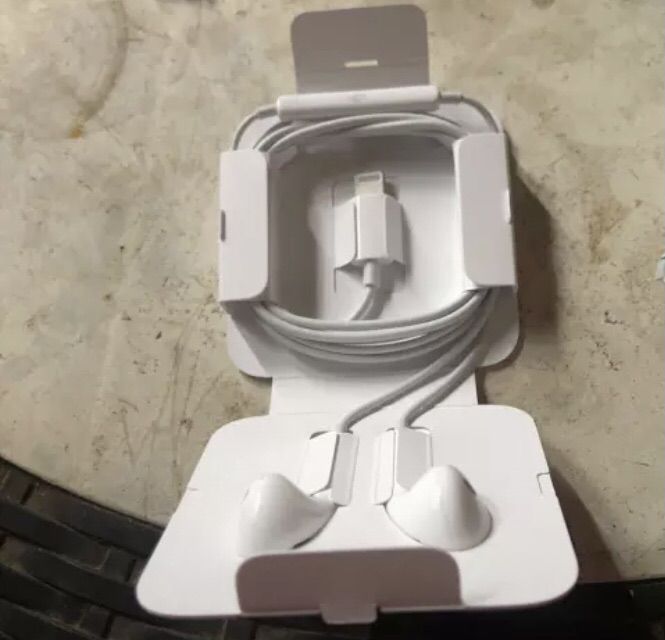 หูฟัง Apple EarPods with lighting connector ของแท้แกะกล่อง(อุปกรณ์ติดเครื่อง) รูปที่ 7