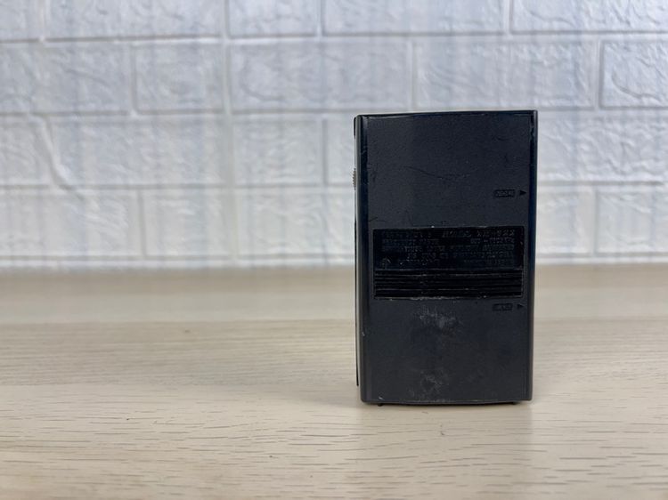 วิทยุวินเทจขนาดเล็ก Hitachi Solid State Pocket AM Radio สภาพสมบูรณ์ ใช้งานได้ดี เหมาะสำหรับสะสม รูปที่ 3