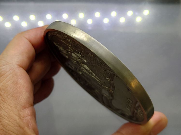 เหรียญพิวเตอร์ที่ระลึก ฉลองกรุงรัตนโกสินทร์ 200 ปี เนื้อดีบุก ขนาด 8 เซ็น พ.ศ.2525 พร้อมกล่องใบเซอร์ อุปกรณ์ครบ รูปที่ 7