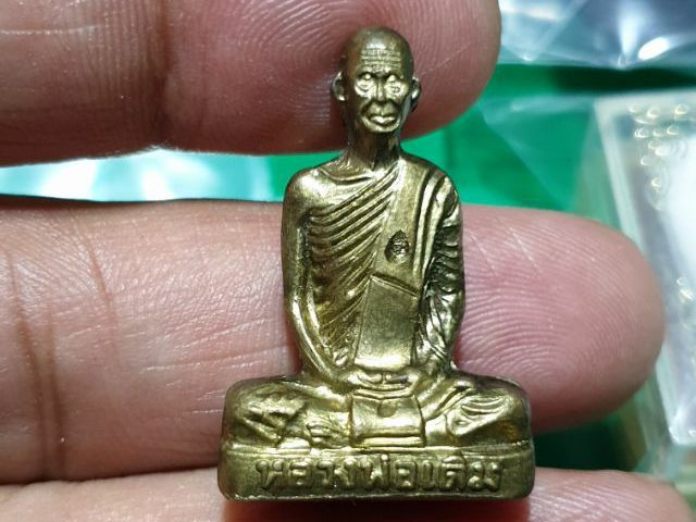 รูปเหมือนปั๊มหลวงพ่อเดิม ตอกโค้ตที่สังฆาฎิ ไม่ทราบวัด ปีที่ออก พระแท้ ปั๊มออกมาได้สวยมาก รูปที่ 4