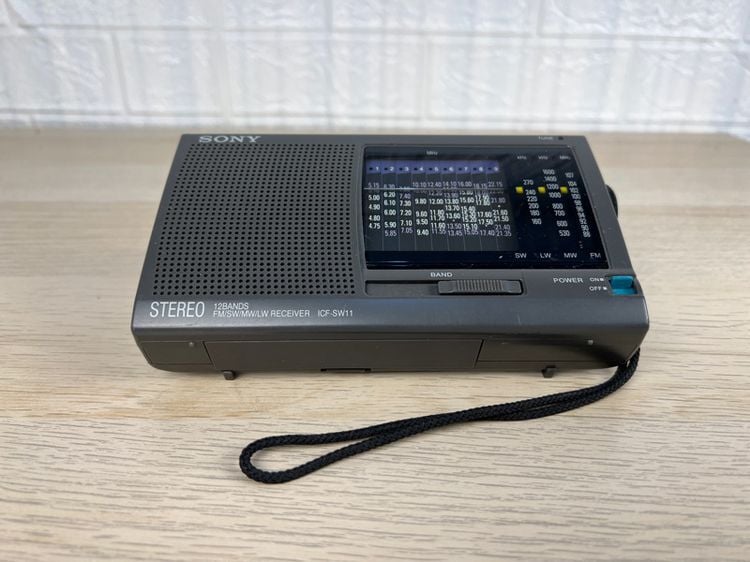 Sony ICF-SW11  วิทยุวินเทจพกพา FM AM SW ในตระกูล ICF-SW ที่ได้ชื่อว่ามีประสิทธิภาพระดับ consumer สูงที่สุดในโลก ผลิตพ.ศ. 2544 รูปที่ 1
