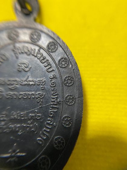 เหรียญกองพัน 2 ลำปาง หลวงพ่อเกษม เขมโก ปี พ.ศ.2536 (บล็อกนิยมหลักแตก) เนื้อทองแดงรมดำสวยคลาสสิค รูปที่ 17